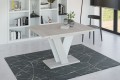 Stół rozsuwany do salonu VINI beton-biały mat-złożony.