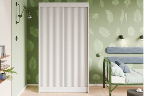 Szafa Ryfli przesuwna z ryflowaniem biała w aranżacji z frontu.