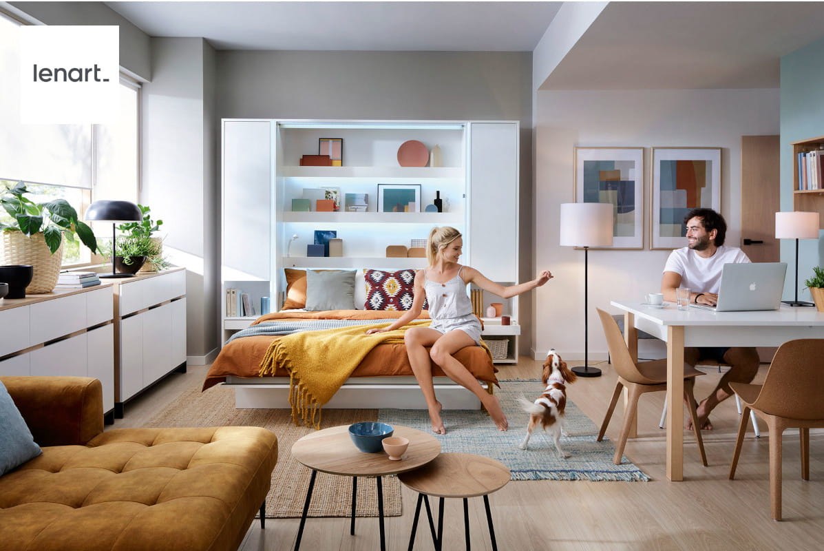 Rozłożony półkotapczan BED CONCEPT obok biurka w pokoju do pracy